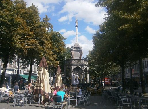 File:Place du Perron, Liège.JPG - Wikimedia Commons