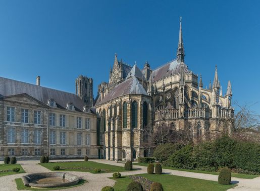 File:Palais du Tau and Cathédrale Notre-Dame de Reims, East View  20140306.jpg - Wikimedia Commons