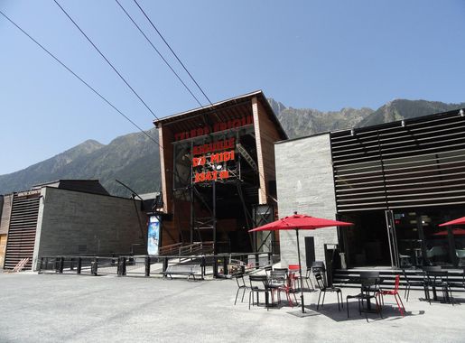 File:Aiguille du Midi Cable Car.JPG - Wikimedia Commons