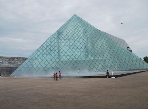 File:Sapporo-MoerenumaPark Hidamari Pyramid.JPG - Wikimedia Commons