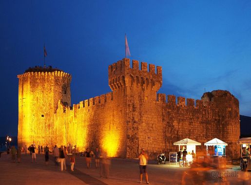 Fayl:Kamerlengo Castle in the Night.jpg - Vikipediya
