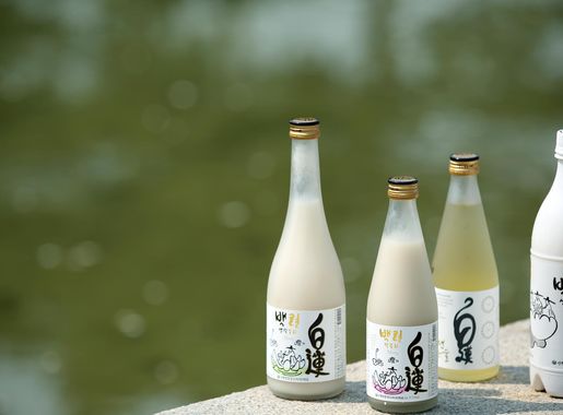 File:Korea Traditional Rice Wine 01 (17229346482).jpg - Wikimedia Commons