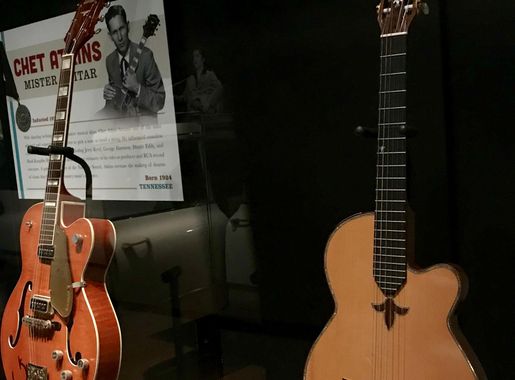 File:Chet Atkins's Gretsch Chet Atkins Hollowbody 6120 G-Brand, Gibson Chet  Atkins Studio Classic Fleur-