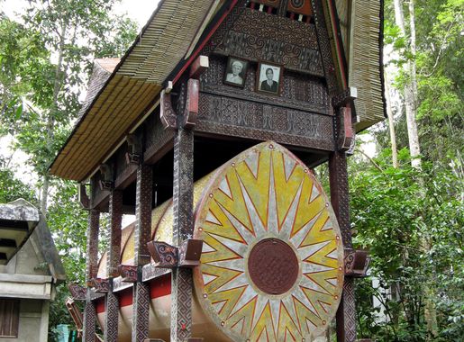 File:Boat-House Mausoleum, Kete Kesu Village, Tana Toraja 1376.jpg -  Wikimedia Commons