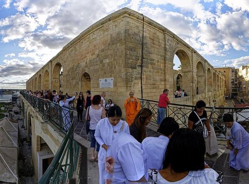 File:Malta - Valletta - Upper Barrakka Gardens 19 Terraced Arches 1661 -  Saluting Battery - 360° Panorama.jpg - Wikimedia Commons