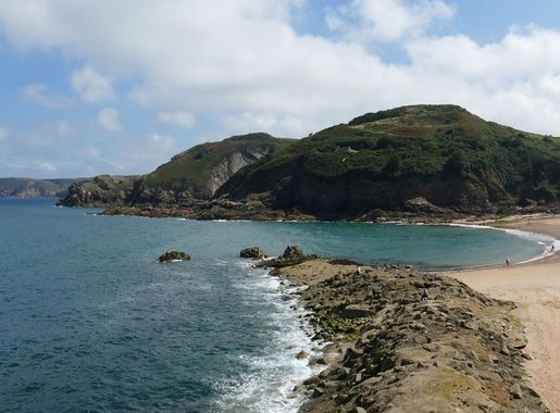 Gambar : pantai, laut, pasir, lautan, gunung, gelombang, melihat, liburan,  jurang, teluk kecil, pariwisata, medan, badan air, Inggris, tanjung,  pandangan, baju kaos, pulau kecil, united kingdom, landform, Kepulauan  Channel, Pulau jersey, ombak