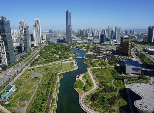 File:Songdo Central Park and Posco Tower Songdo.jpg - Wikimedia Commons