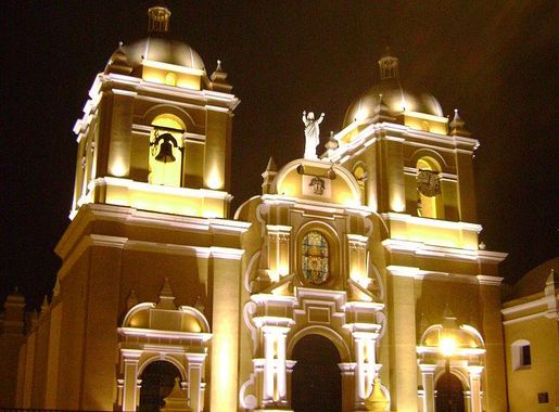 Archivo:Cathedral Trujillo at night.JPG - Wikipedia, la enciclopedia libre