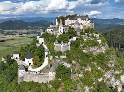 File:St. Georgen am Längsee - Burg Hochosterwitz (b).JPG - Wikimedia Commons