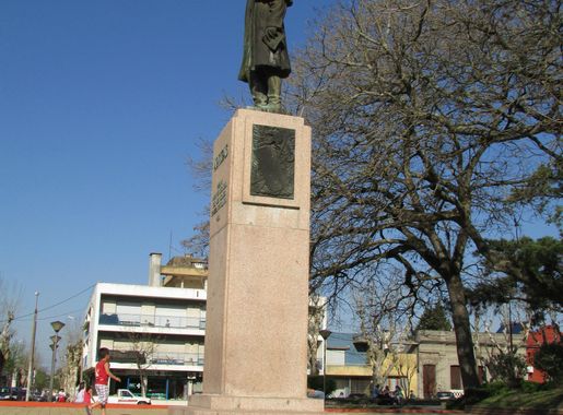 File:Monumento Artigas - Plaza Constitución - Melo - Vista Lateral  Oeste.JPG - Wikimedia Commons