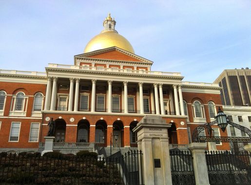 File:Massachusetts State House in Beacon Hill.jpg - Wikimedia Commons