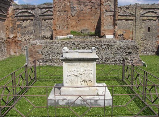 File:Pompeii Temple of Vespasian altar.jpg - Wikimedia Commons