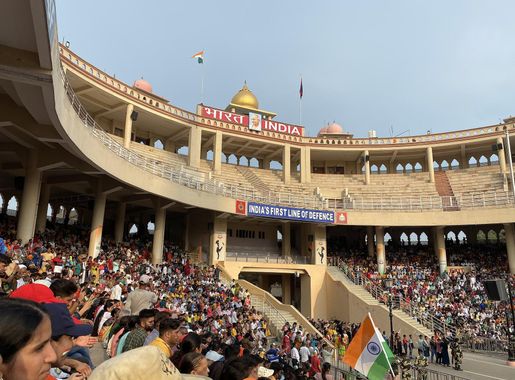 File:Attari–Wagah border, ceremony and crowds Indian side vrtmrgmpksk  (139).jpg - Wikimedia Commons