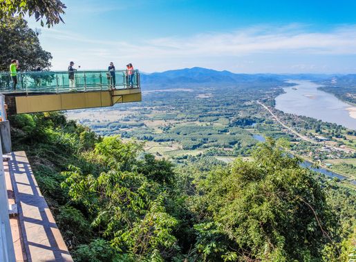 Gambar : bayangan, senang, skywalk, anggun, ruang, tempat kejadian, awan,  indah, gunung, melihat, propinsi, Thailand, cuaca, tengara, berbatasan,  langit, gambar, planit, nong khai province, hebat, air, bulan, bidang,  Latar Belakang, teleskop, wanita,