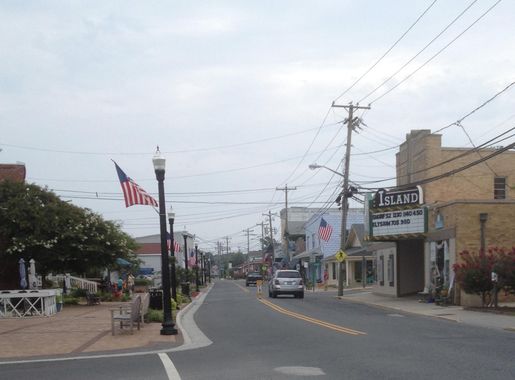 File:Downtown Chincoteague.jpg - Wikimedia Commons