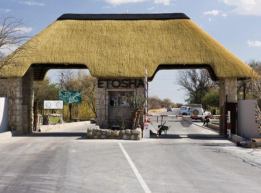 File:Andersson Gate, Eingang zum Etosha-Nationalpark.JPG - Wikimedia Commons