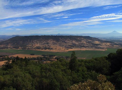 File:Looking at Upper Table Rock from Lower Table Rock (15550175967).jpg -  Wikimedia Commons