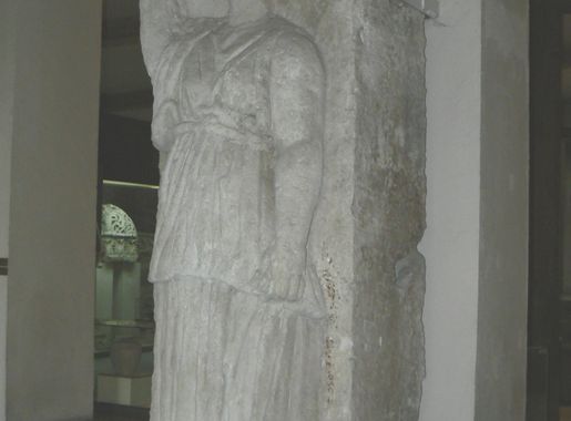 Файл:Pleven-history-museum-Ulpia-Oescus-caryatid.JPG – Уикипедия