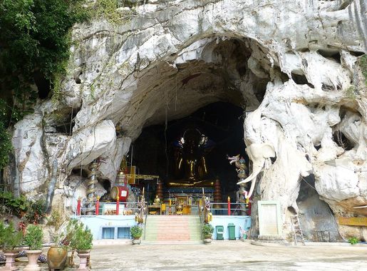 File:Wat Tham Khao Rup Chang - 178 Main Entrance (14661910461).jpg -  Wikimedia Commons