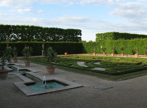 File:Hannover-Herrenhausen-Großer-Garten-Springwassergarten.JPG - Wikimedia  Commons