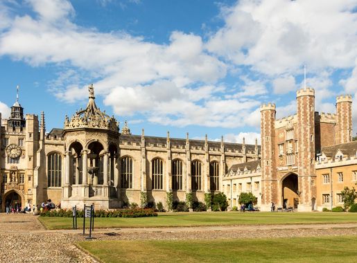 File:Trinity College - Great Court 02.jpg - Wikipedia