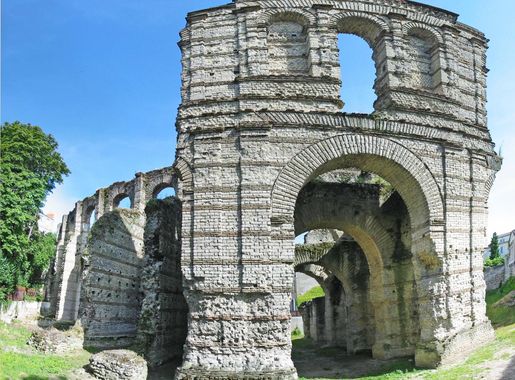 File:Le Palais Gallien vestige gallo-romain à Bordeaux.jpg - Wikimedia  Commons