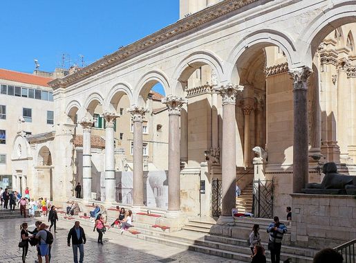 File:Diocletian's Palace - Peristyle.jpg - Wikimedia Commons