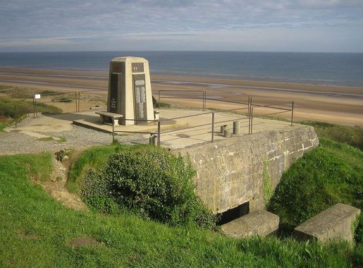 Fichier:Omaha Beach Memorial on German bunker.jpeg — Wikipédia