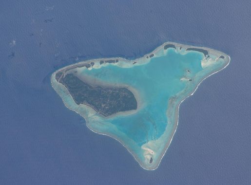 File:ISS021-E-17726 - View of Aitutaki, Cook Islands.jpg - Wikimedia Commons