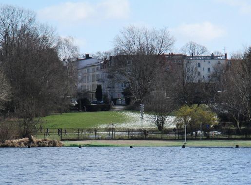 Datei:2018 4 2 Drägerparkausschnitt v d Wasserseite - Lübeck.jpg – Wikipedia