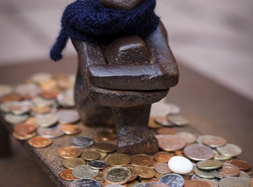 File:Järnpojke, little boy who looks at the moon.jpg - Wikimedia Commons
