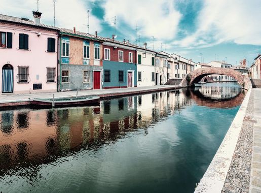 File:Ponte nel centro storico di Comacchio.jpg - Wikipedia