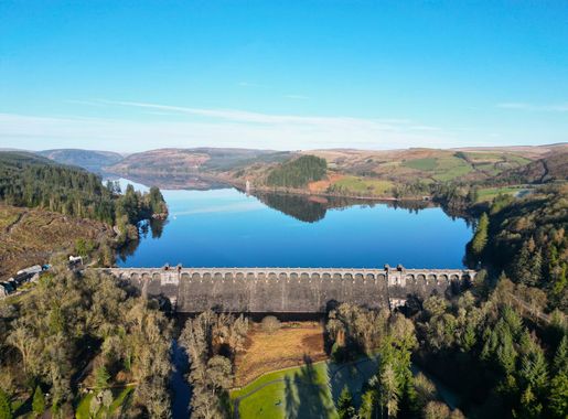 File:Awyrlun o Lyn Efyrnwy (Llyn Llanwddyn) - Aerial Image of Llyn Efyrnwy (lake  Vyrnwy) in Novemebr 2022 08.jpg - Wikimedia Commons