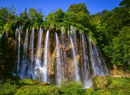 File:Waterfall on a sunny day in Plitvice Lakes National Park.jpg -  Wikimedia Commons