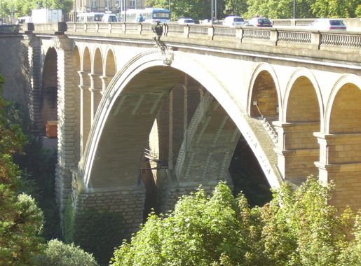 File:Adolphe bridge in Luxembourg city 2007 04.JPG - Wikimedia Commons