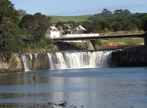 File:Haruru Falls5.JPG - Wikimedia Commons