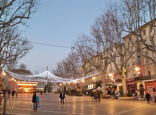 File:Avignon - Place de l'horloge 2.jpg - Wikimedia Commons