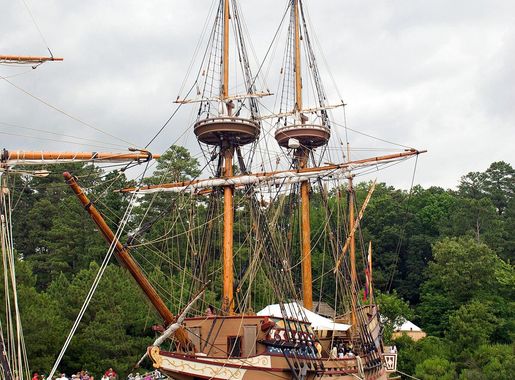 File:JamestownShips.jpg - Wikipedia