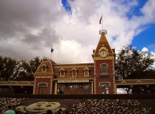 File:Disneyland Railroad Station 01.jpg - Wikimedia Commons