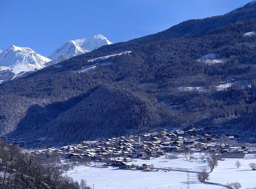 File:Mâcot-la-Plagne depuis Aime en hiver (janvier 2023).JPG - Wikimedia  Commons