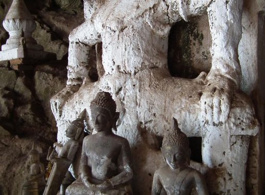 File:Pak Ou Caves laos ラオス・パークウー洞窟 DSCF7411.jpg - Wikimedia Commons