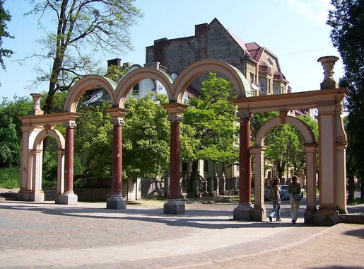 File:Lwów - Park Stryjski - Brama 02.JPG - Wikimedia Commons