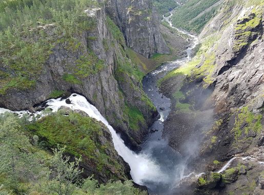 File:Voringsfossen waterfall at Eidfjord, Norway.jpg - Wikimedia Commons