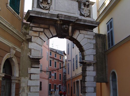 File:Balbi Arch.JPG - Wikimedia Commons