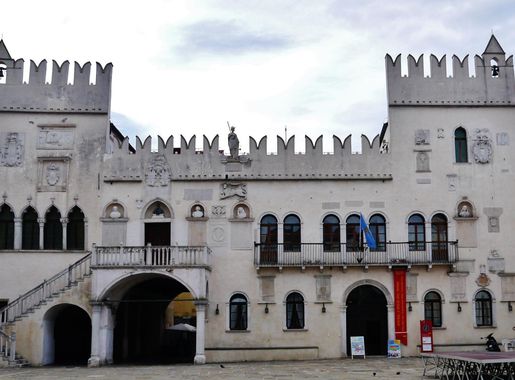 File:Koper Prätorenpalast 1.JPG - Wikimedia Commons
