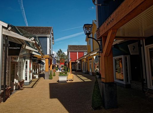 File:Batavia Stad - Outlet Center Lelystad - July 2010.jpg - Wikimedia  Commons