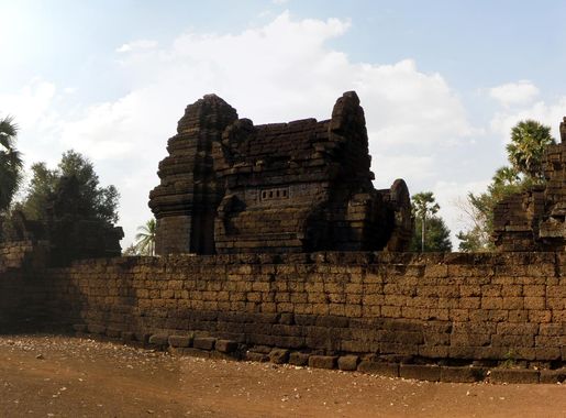 File:Cambodge-Kampong Cham-Vat Nokor.JPG - Wikimedia Commons
