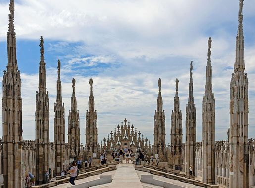 File:View west along Duomo roof, Milan.jpg - Wikimedia Commons