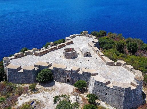 File:Kalaja e Ali Pashe Tepelenes , porto palermo.jpg - Wikimedia Commons