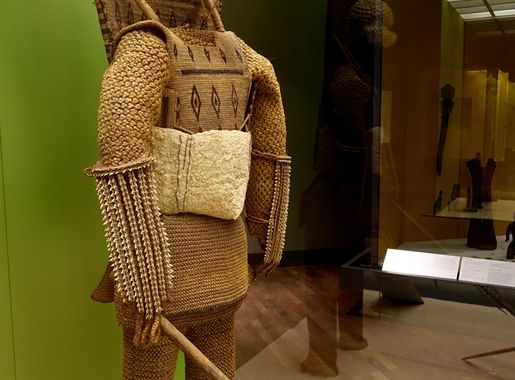 File:Armor with blowfish helmet, Kiribati, view 1, individual pieces  collected 1846-1887- Ethnological Museum, Berlin - DSC01250.JPG - Wikimedia  Commons